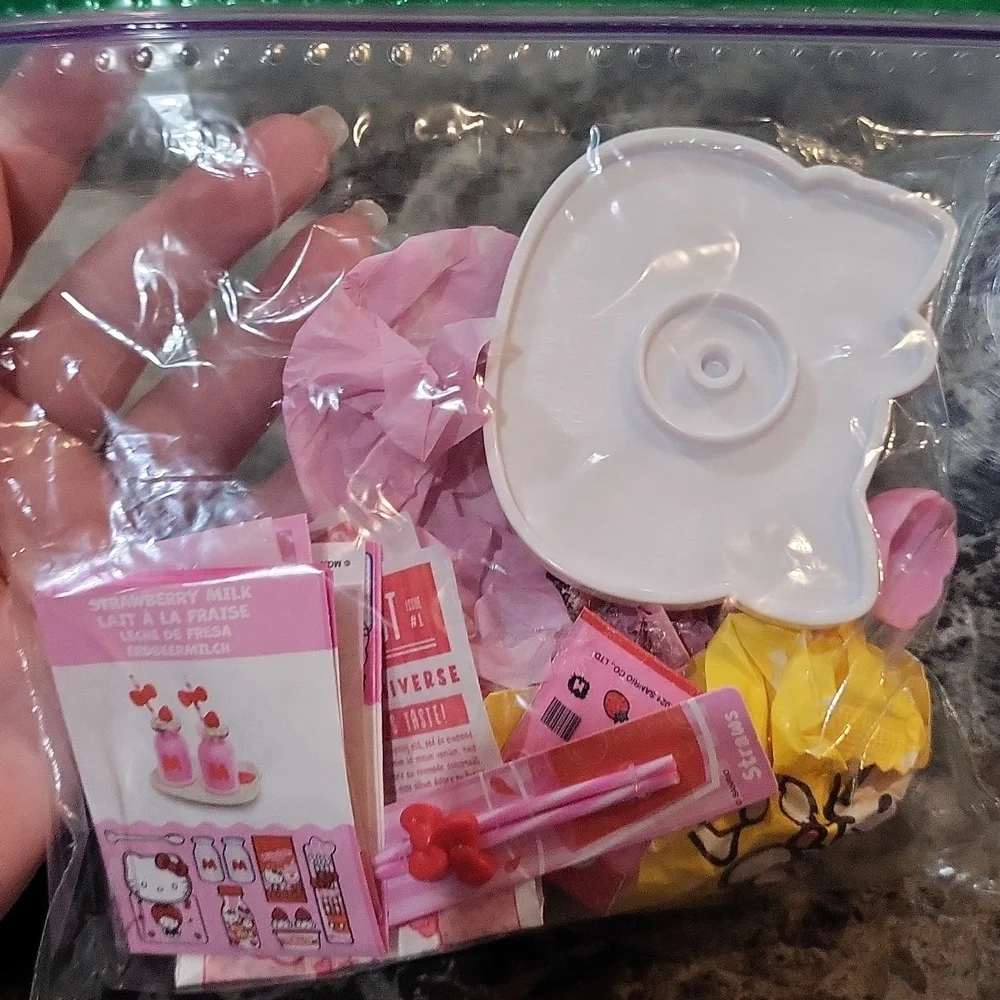 Miniverse Make It Mini Hello Kitty Strawberry Milk